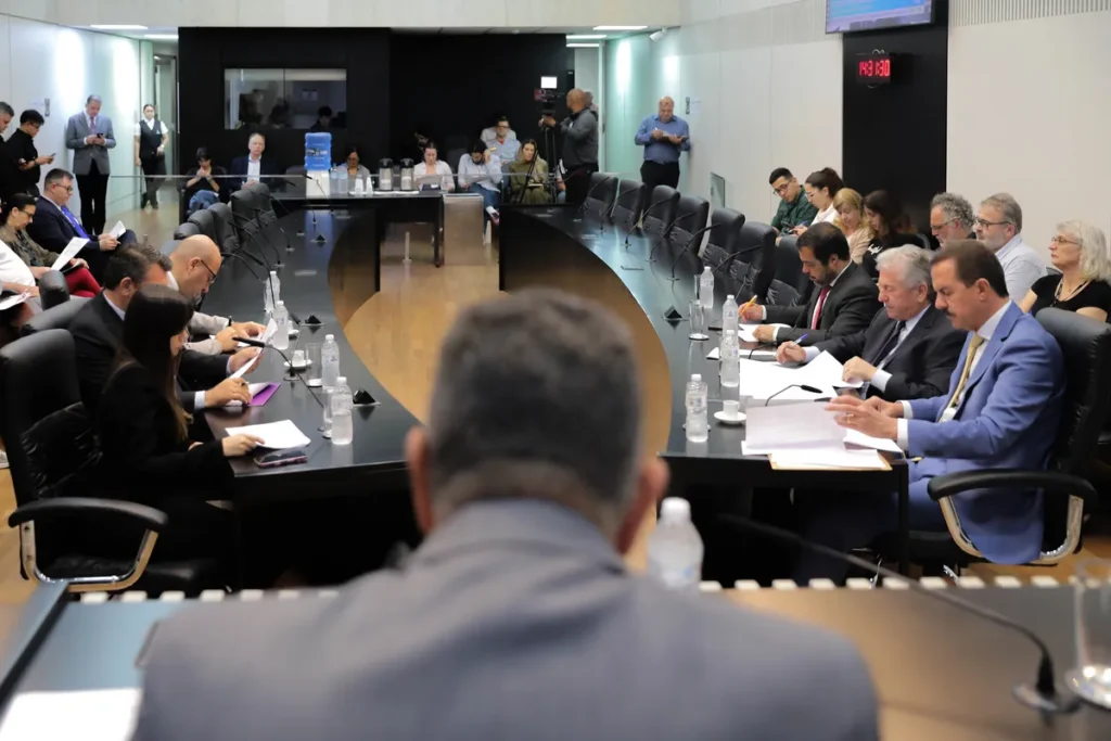 Reunião em plenário da Alesp discutindo projeto de lei sobre inteligência artificial.