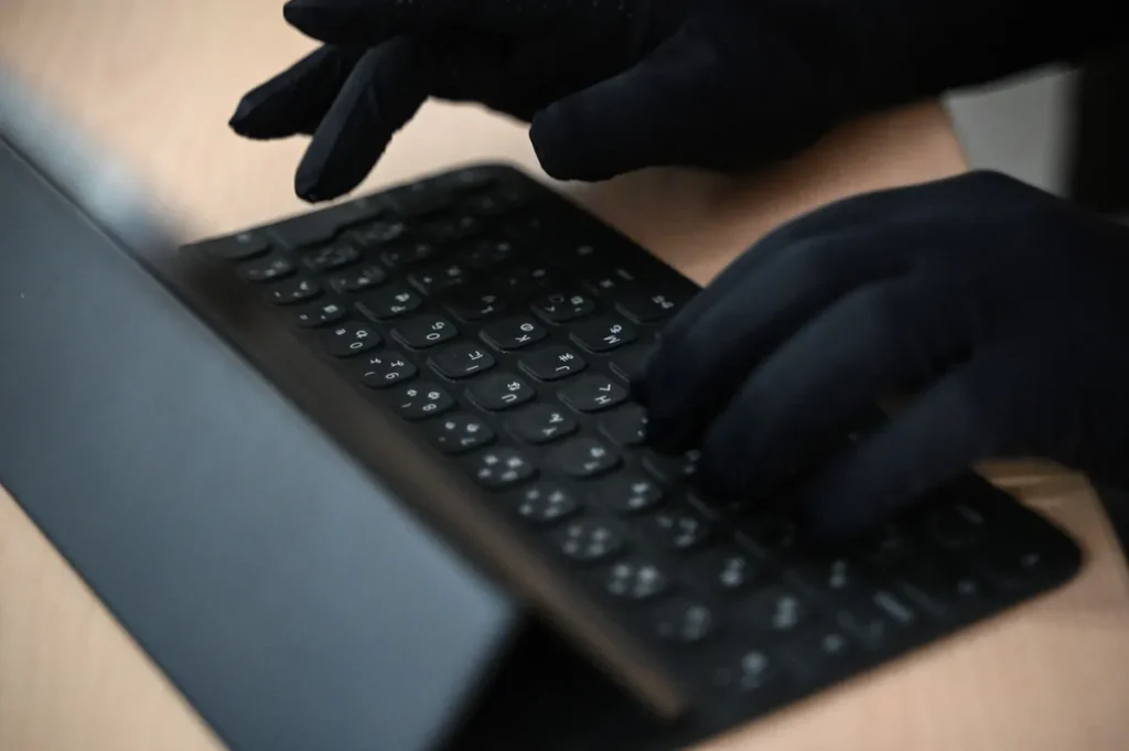 Hacker utilizando inteligência artificial para lançar ataques cibernéticos globais.