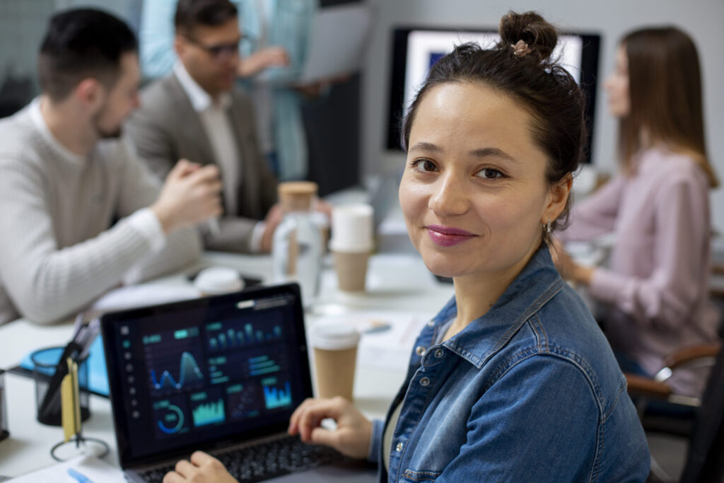 Profissionais de diversas áreas discutindo o impacto da Inteligência Artificial em um ambiente de trabalho moderno.