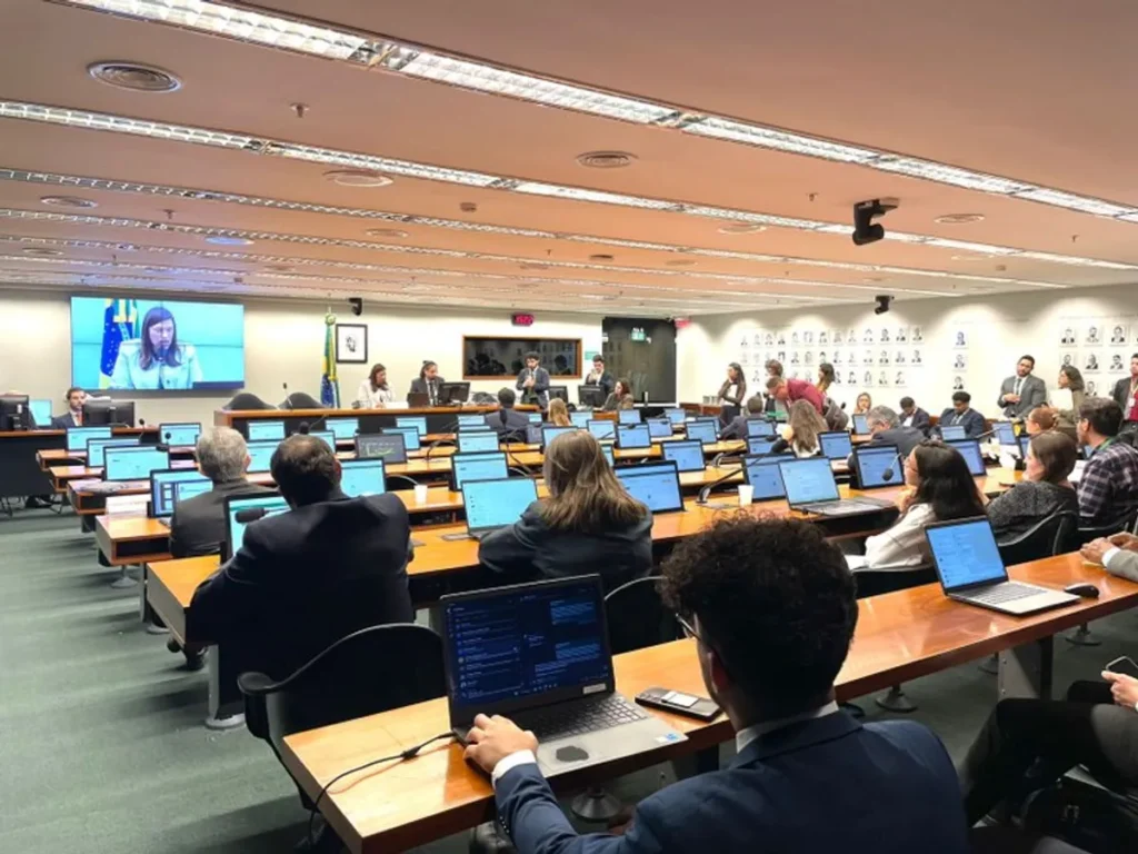 Deputados brasileiros discutem projeto de lei para regulamentar inteligência artificial em plenário.
