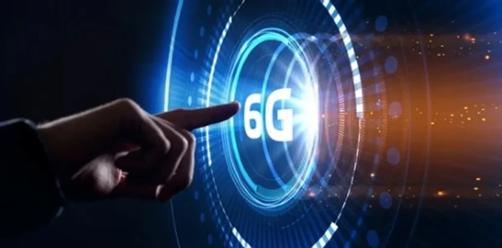 Cientistas trabalhando em laboratório de alta tecnologia com equipamentos de 6G e nuvem no CPQD.