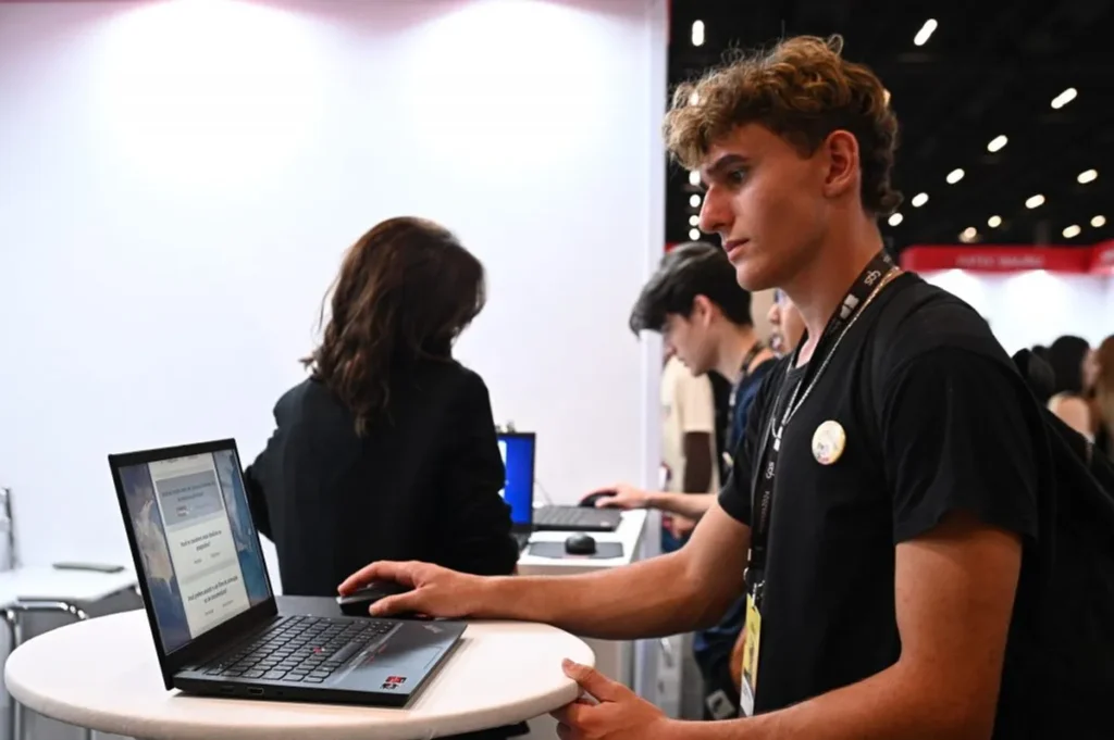 Pessoas de São Paulo utilizando dispositivos com inteligência artificial integrada.