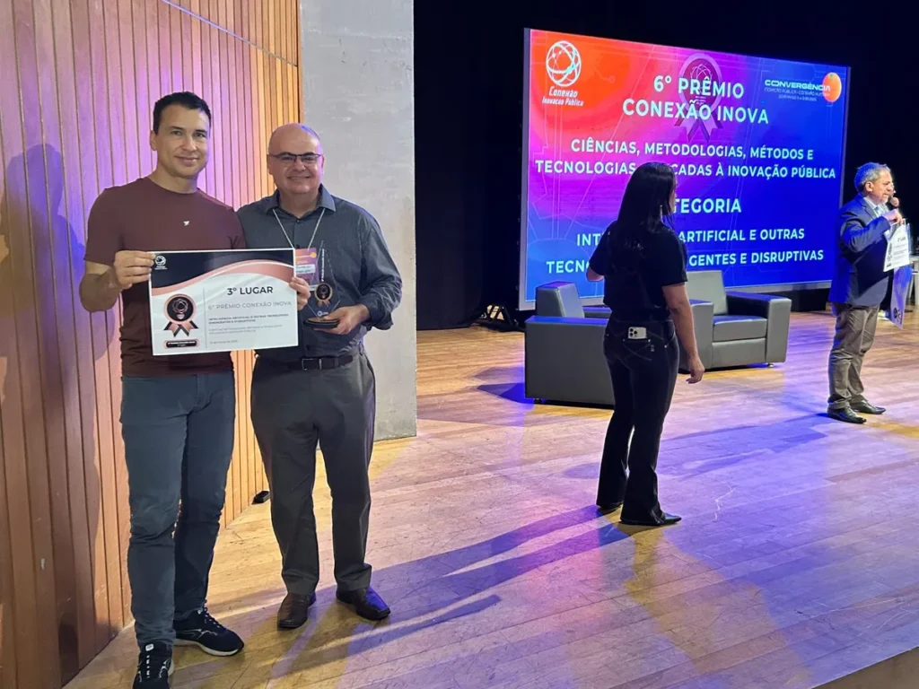 Representantes do TRE-GO recebem o 3º lugar no Prêmio Conexão Inova com o projeto GuaIA.