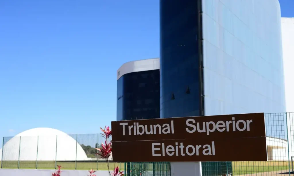 Eleitor votando em urna eletrônica em um ambiente de votação moderno e acessível.
