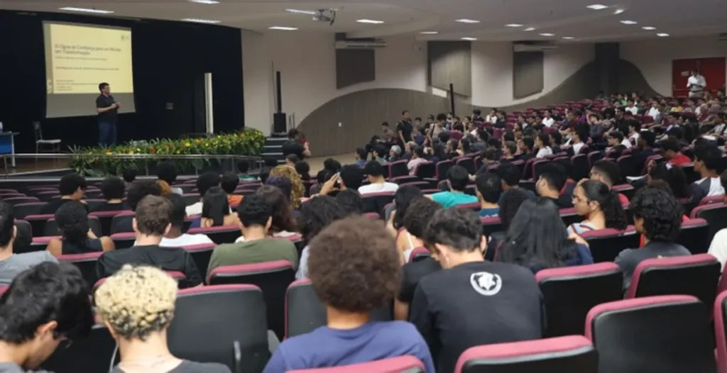 Estudantes universitários assistindo a uma aula magna sobre Inteligência Artificial na UFMA.