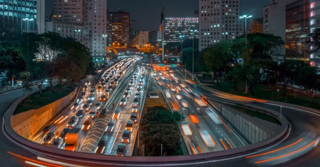 Centro de controle logístico com foco em IA e gestão de frotas.