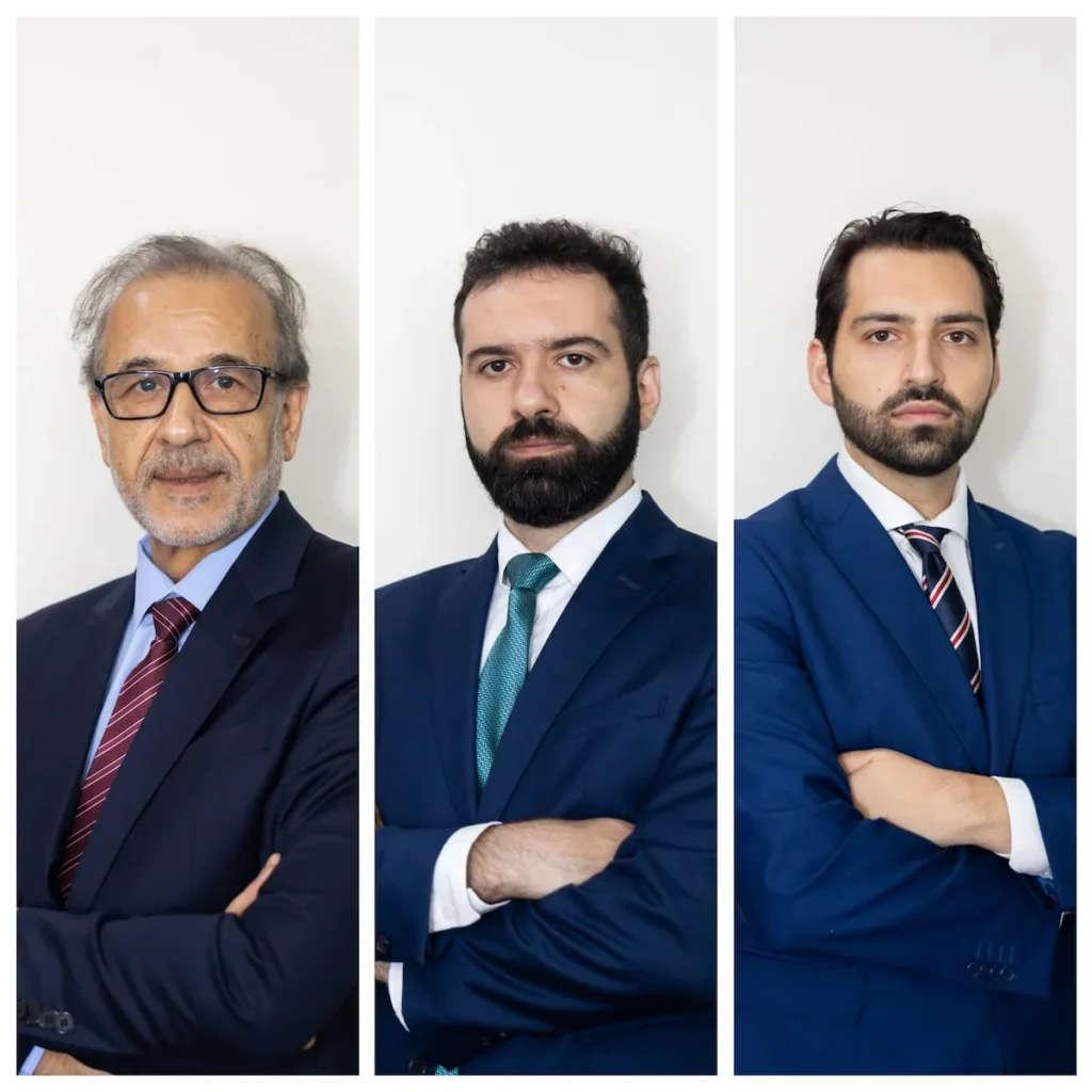 Juiz e advogados utilizando inteligência artificial em tribunal moderno