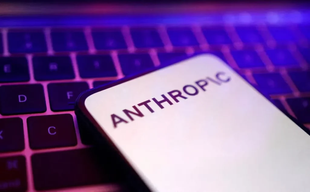 Executivos do Google e Anthropic apertam as mãos em frente a um data center de IA