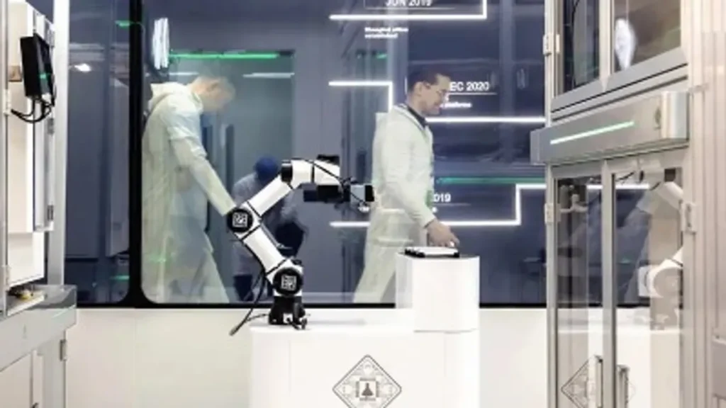 Cientista utilizando inteligência artificial para descoberta de tratamentos médicos