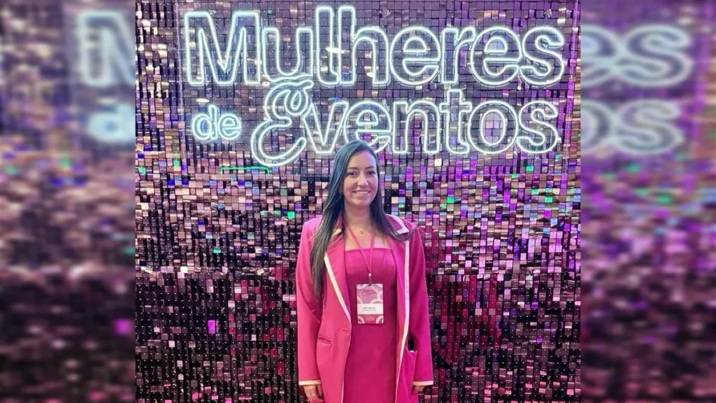 Pessoas interagindo com tecnologia de IA humanizada em um evento de 2026