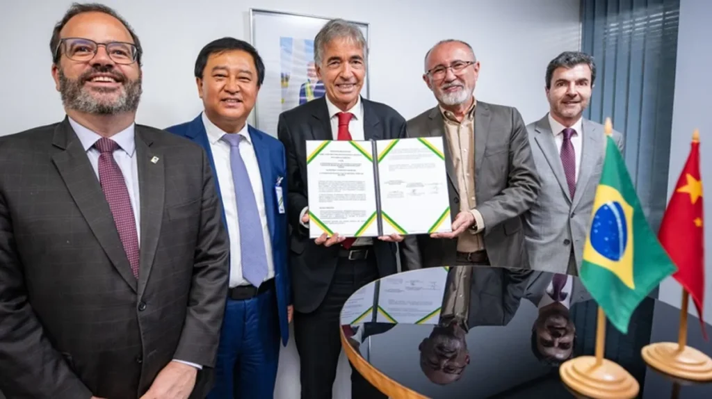 Representantes do MCTI, Serpro e iFlytek celebram parceria para desenvolvimento de IA no Brasil.