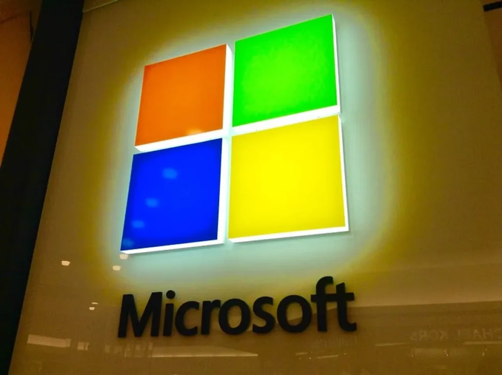 Executivo da Microsoft em Tóquio discutindo investimento em IA com holograma de chip