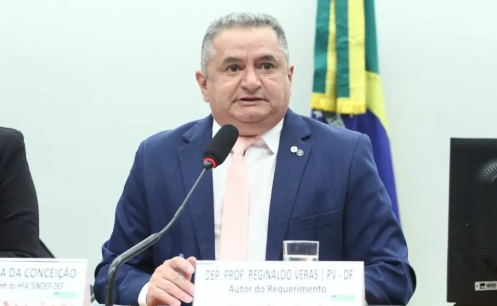 Professor ensinando inteligência artificial para alunos na educação básica