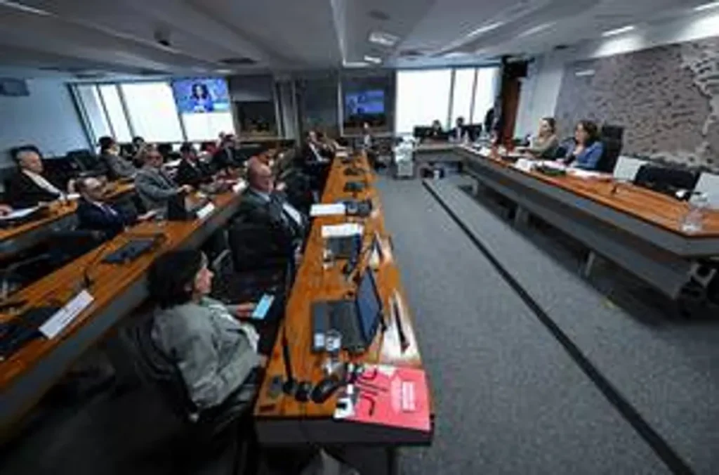 Sala de audiências do Congresso Nacional com foco em microfones e púlpito, simbolizando debate sobre eleições e IA.