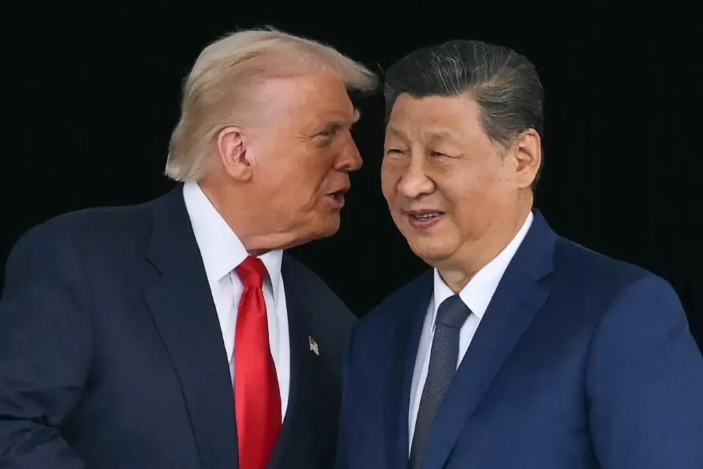 Representantes dos EUA e China em reunião tensa discutindo inteligência artificial, com holograma de IA no centro da mesa.