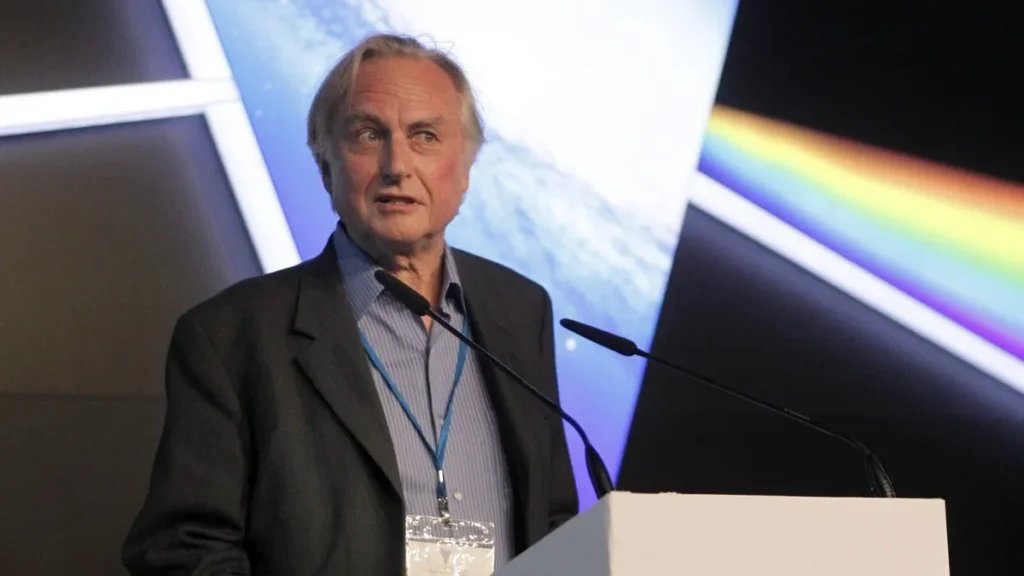 Richard Dawkins pensativo olhando para um tablet com interface de IA